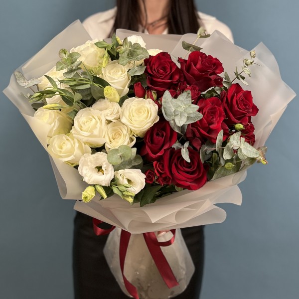 Букет романтика в красном и белом